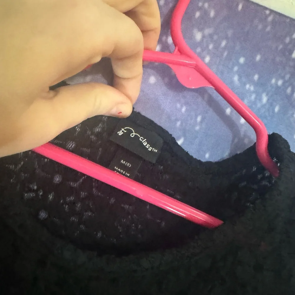 New girls art class eyelet style shirt 🛍